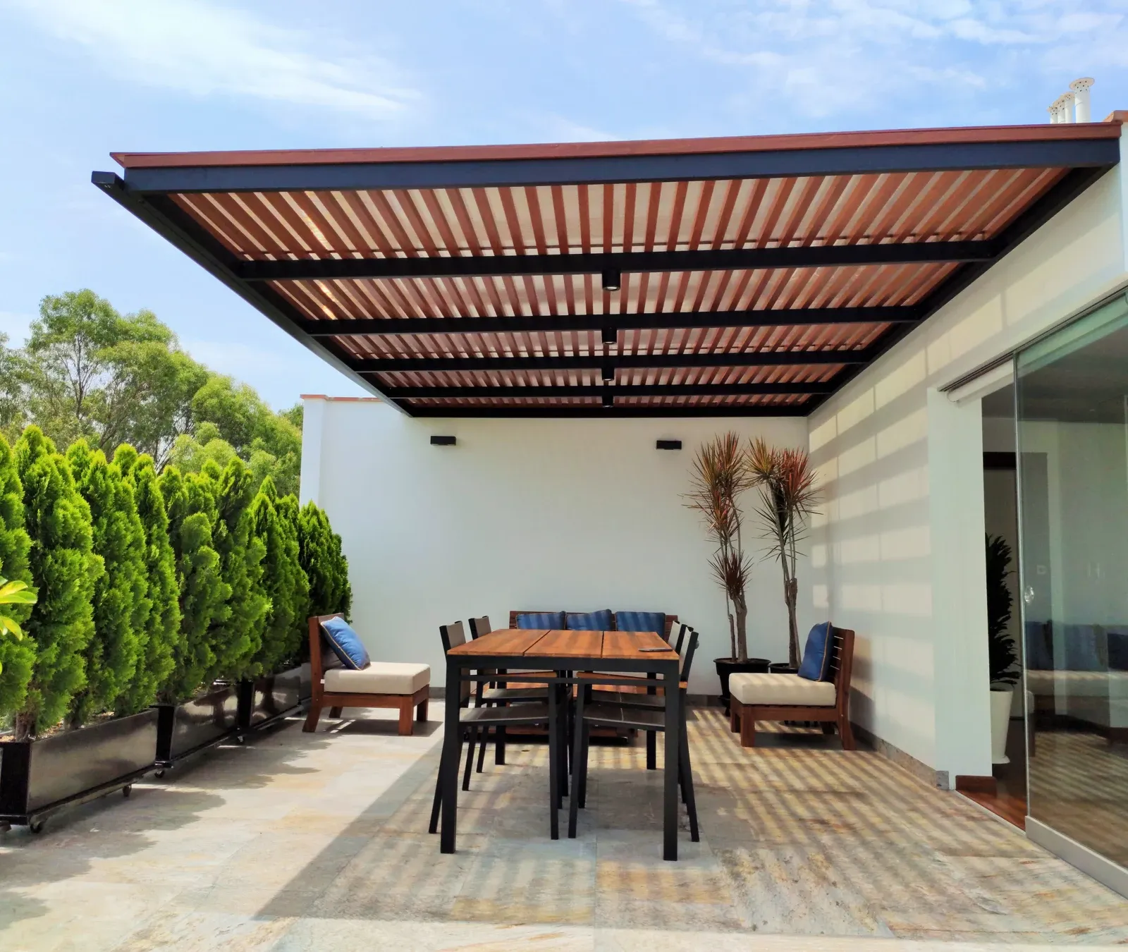 Terraza Martín Fierro con techo sol y sombra, mesa de comedor y jardín